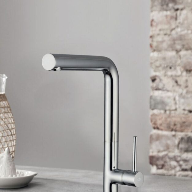 Amenajare bucătărie modernă cu bateria GME Silver pe chiuvetă neagră.