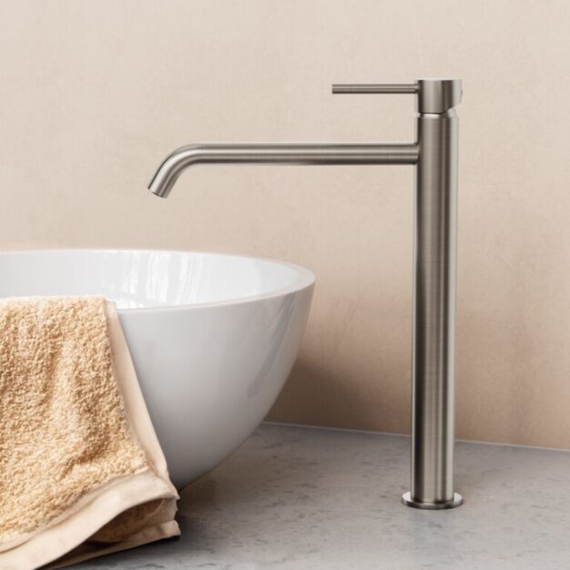 Baterie lavoar înaltă GME Sirio finisaj nichel pe blat de lemn.