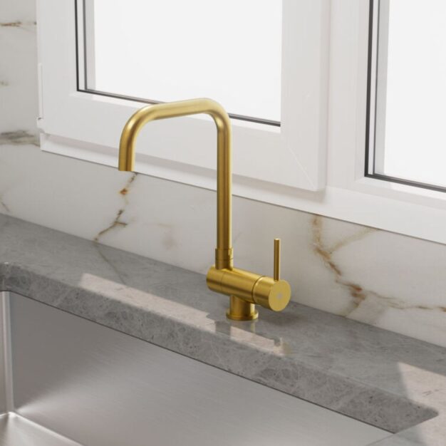 Amenajare bucătărie cu baterie aurie GME Alexia sub fereastră.