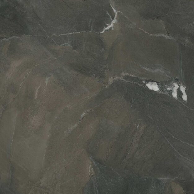 Detaliu placă gresie porțelanată TAU Ironstone Black efect metal oxidat